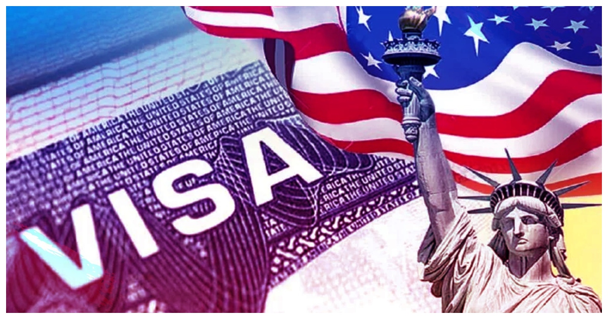 ভিসা লেখার ডান পাশে অ্যামেরিকার পতাকা ও স্ট্যাচু অব লিবার্টি। ফাইল ছবি